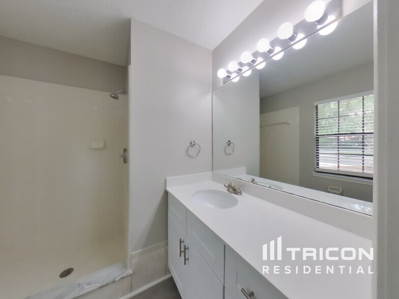 Building Photo - 3572 Raymur Villa Dr