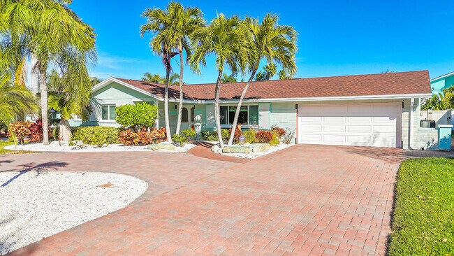 Building Photo - 3003 W Vina Del Mar Blvd