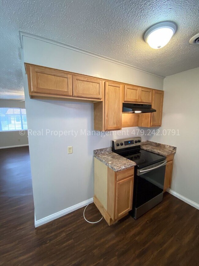 Building Photo - HALF OFF MOVE IN RENT! Cute 3 Bed 1.5 Bath Home ready NOW!