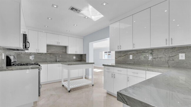 Building Photo - 2900 SW 92nd Ave