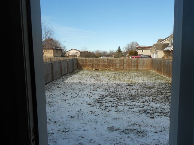 Building Photo - Duplex with a Fenced in Backyard!
