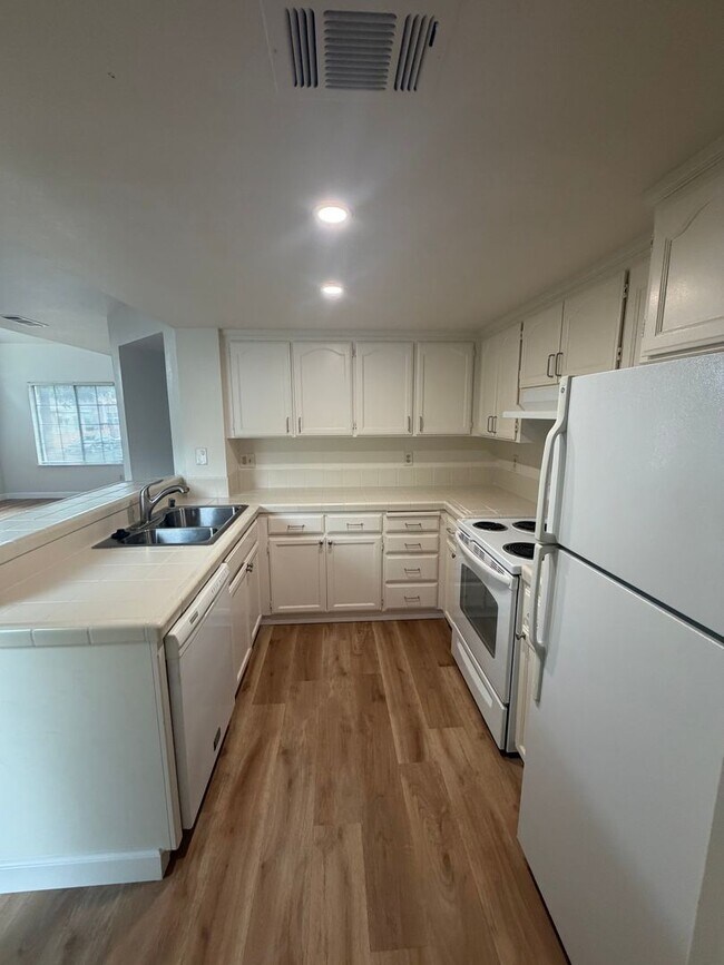Building Photo - Beautifully Updated 2-bedroom 2 bath home blocks from Downtown Martinez!