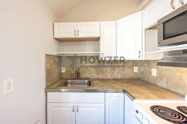 Building Photo - 1 Wimbledon Dr