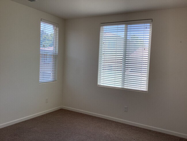 Building Photo - 2573 Daisy Dr