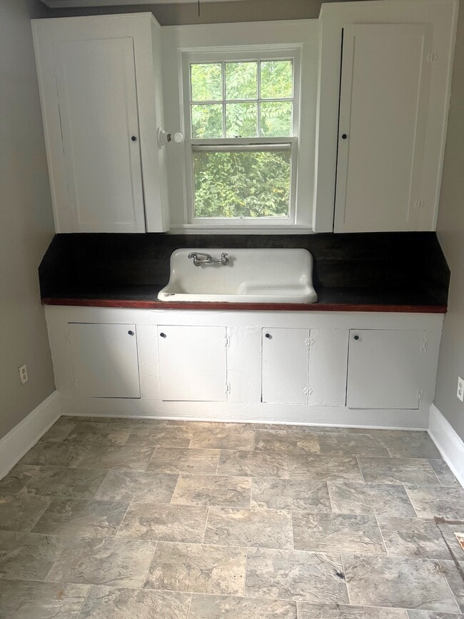 Building Photo - 614 Goodwin Ave