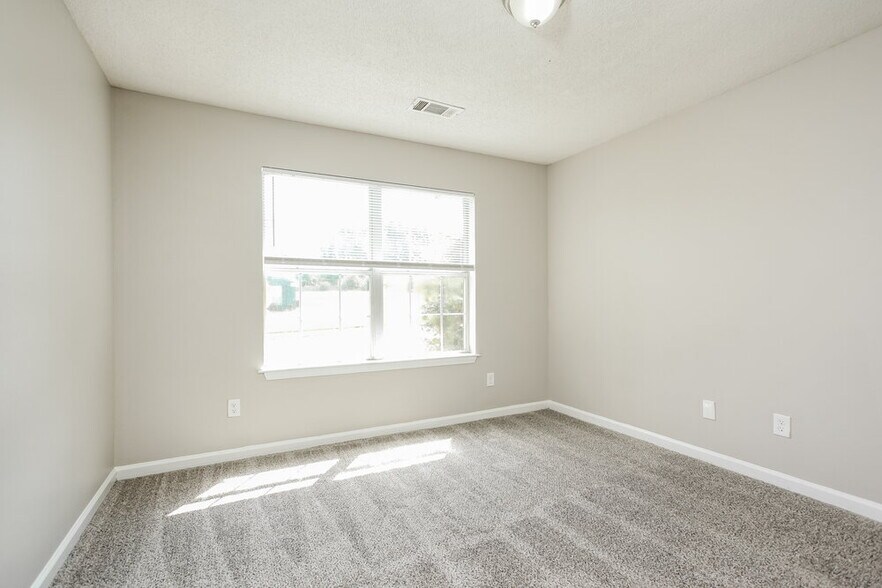 Building Photo - 4471 Bishop Hills Dr