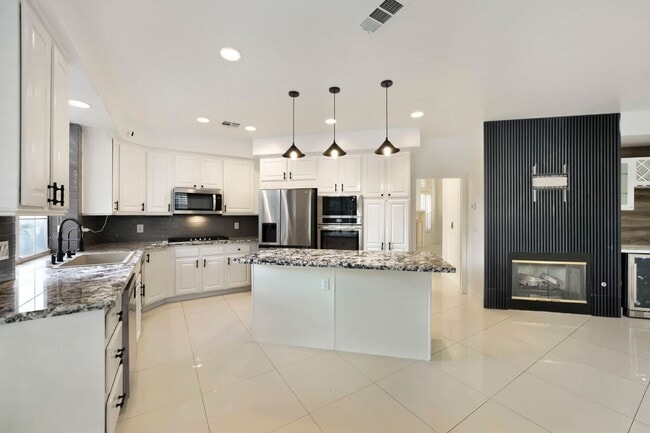 Building Photo - 5 Bedroom Luxury Home In Peccole Ranch!