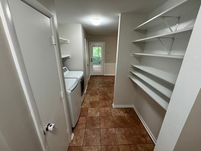 Building Photo - Fantastic 4 Bed 3.5 Bath Townhome With Sun...