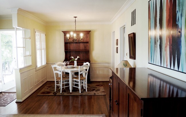 Dining area w/garden views - 817 6th St