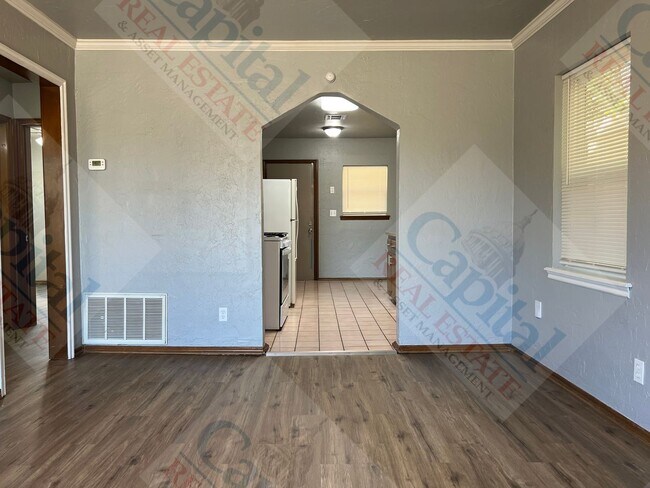 Building Photo - Charming 2 Bedroom