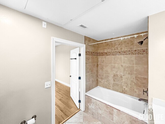 Building Photo - Stunning 2B/2BA Upgraded Condo w/ 2 Parkin...