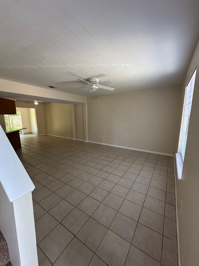 Building Photo - 2 bed 2 bath townhome, perfect location!