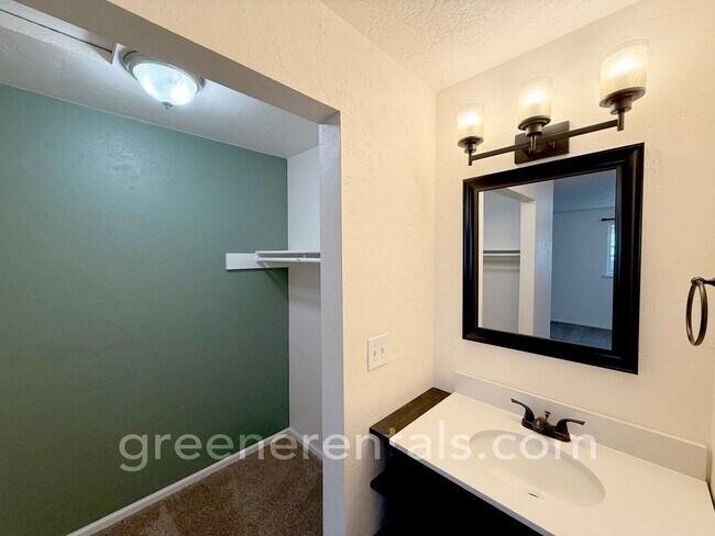 Building Photo - 3BD/1.5BA in Desired West Olympia Location