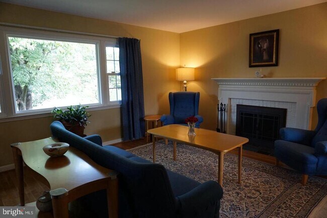 Building Photo - 927 Fairway Dr NE