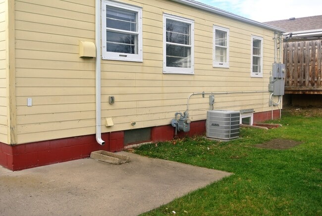 Building Photo - 2 Bedroom House