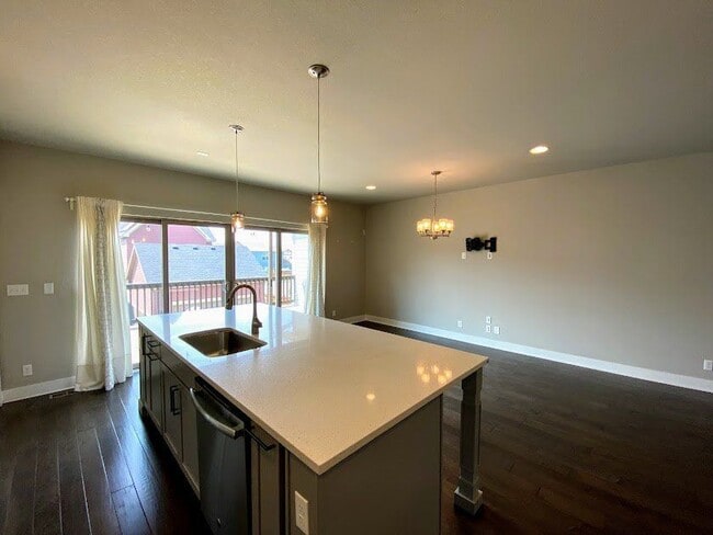 Building Photo - 5447 Valentia St