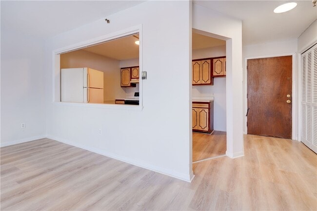 Building Photo - 404 Main St