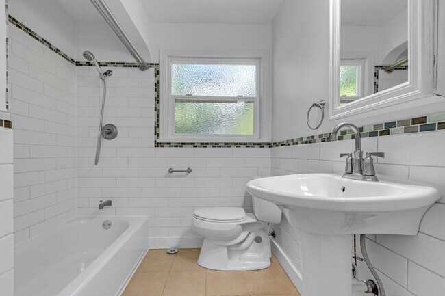 Building Photo - 3bd/1.75ba Seattle House
