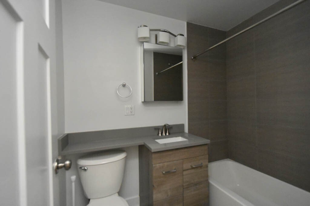 Building Photo - 822 Elm St