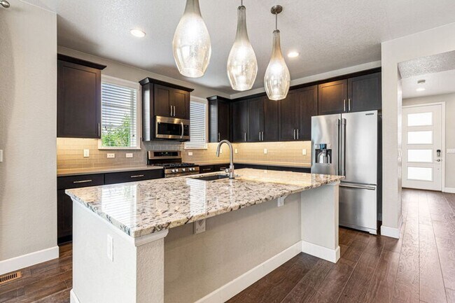 Building Photo - Modern End Unit in the Meadows!