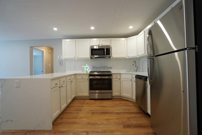 Building Photo - 965 Fellsway