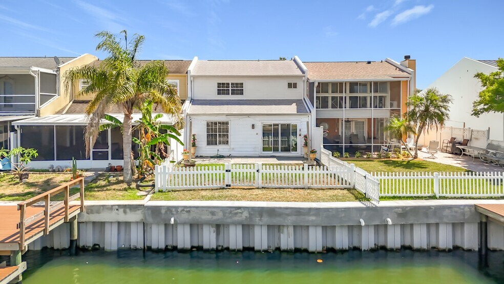 Building Photo - 8733 Bay Pointe Dr