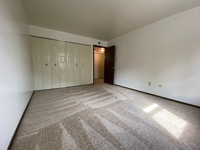 Building Photo - Wonderful 2BR at The Bellwood Manor!  Central A/C & MORE! - Call Today for a Tour!