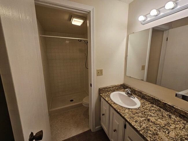 Building Photo - Spacious Condo on the South Hill