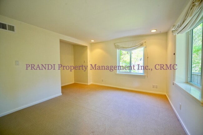 Building Photo - 10 Idalia Ct