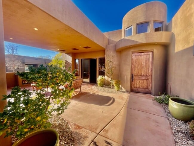 Building Photo - Beautiful Fully Furnished home in an Exclu...