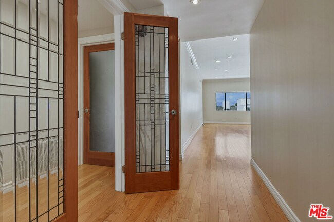 Building Photo - 4443 Ventura Canyon Ave