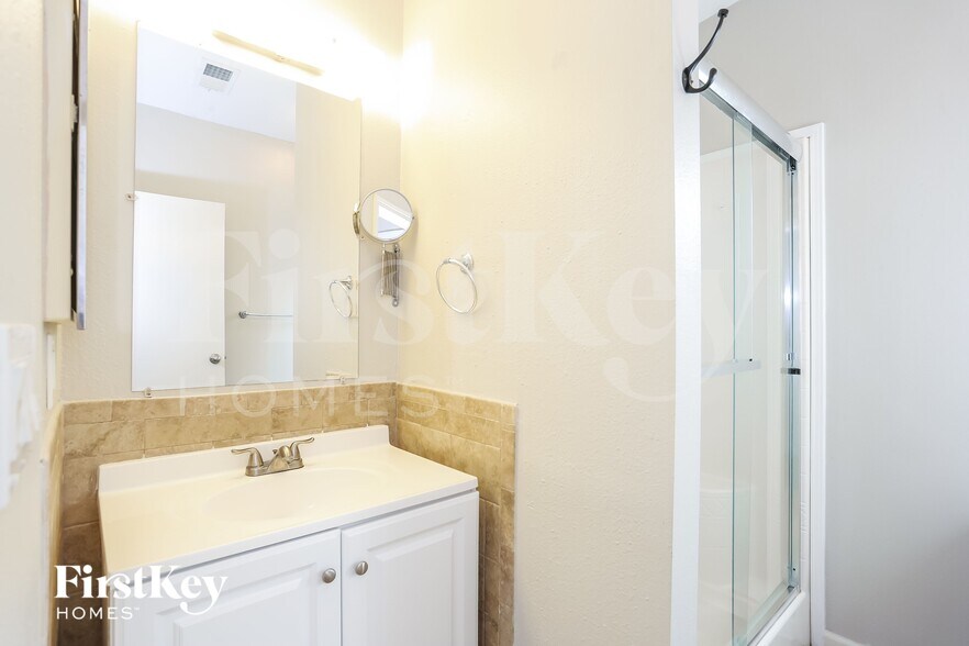 Building Photo - 805 35th Ave S