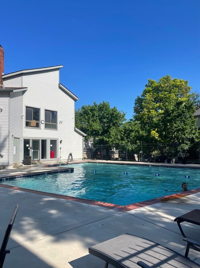 Building Photo - Ladue Schools - Spacious 2B/2B CONDO in Br...