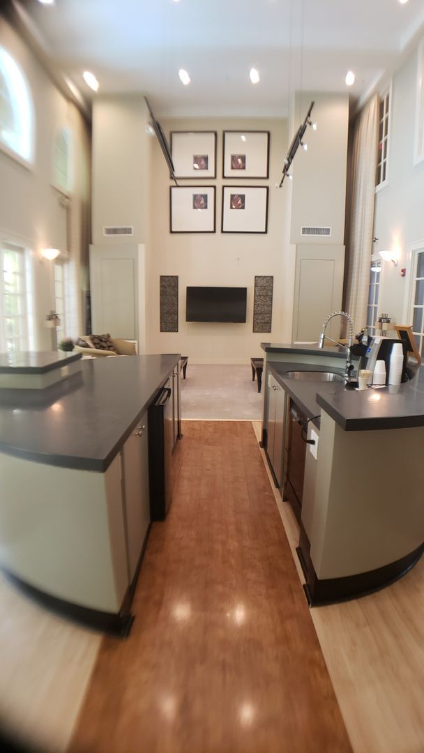 Building Photo - Great 1/1 unit with wood laminate floors, upgraded appliances and balcony!