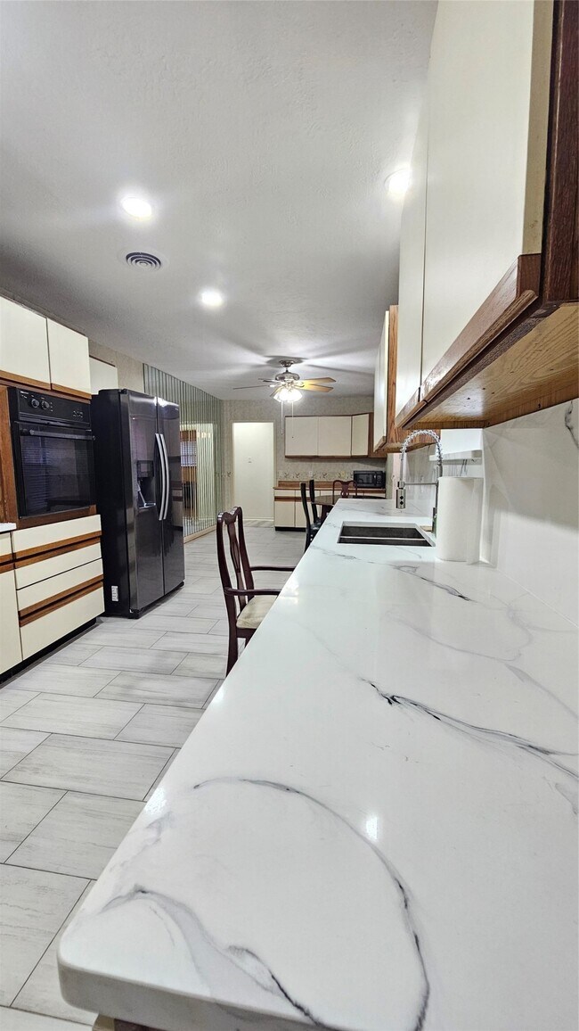 Building Photo - 1715 Pecan Ln