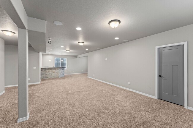 Building Photo - Beautifully Updated 4-Bedroom Home with Op...