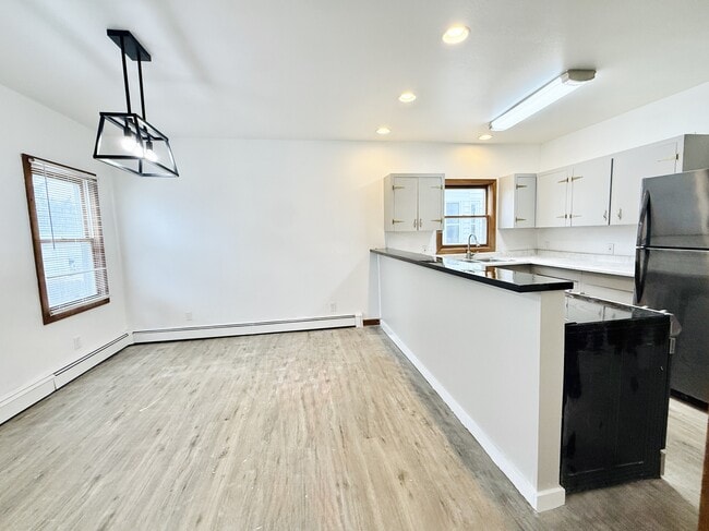 Building Photo - 414 Caroline St