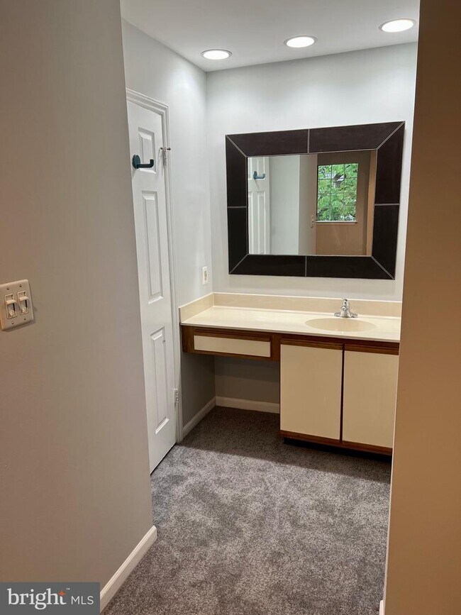 Building Photo - 5705 Chapman Mill Dr