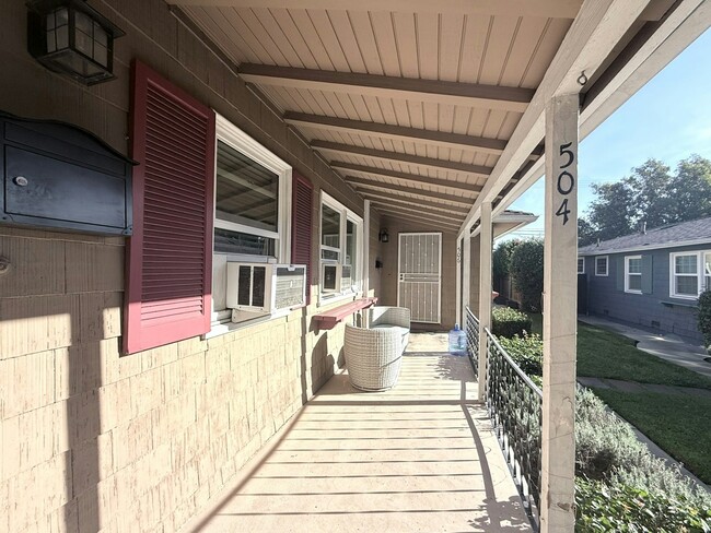 Building Photo - 504 N Hollywood Way