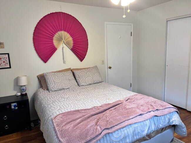 Building Photo - 2 BR IN HYDE PARK WITH OFF STREET PARKING