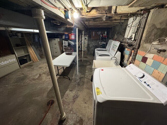 Building Photo - Charming 5BR Home in the Heart of Pittsbur...