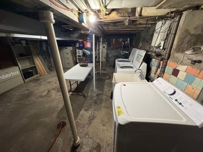 Building Photo - Charming and spacious 5BR Home in East Liberty