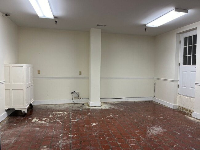 Building Photo - 110-A E Commerce St