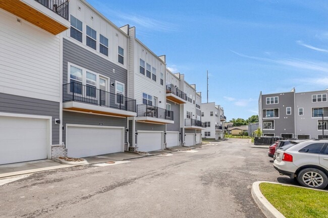 Building Photo - Modern 3 Bed, 3.5 Bath Townhome in The Nat...