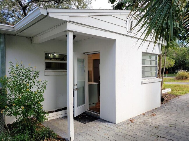 Building Photo - 707 S Lois Ave