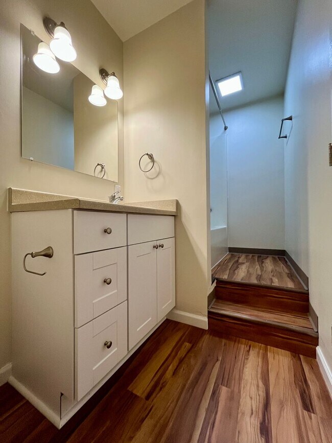 Building Photo - (WWA) Westwood - 1 bed / 1 bath Apartment