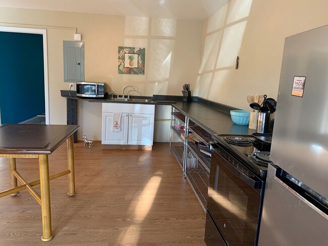 Building Photo - Beautiful Oceanfront 1 Bedroom Unit on Kal...