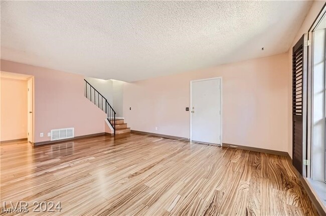 Building Photo - 3045 Pinehurst Dr