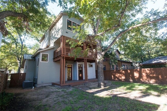Building Photo - 610 W Live Oak St