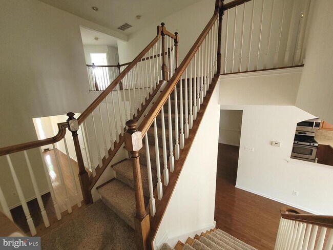 Building Photo - 35 Tudor Ct